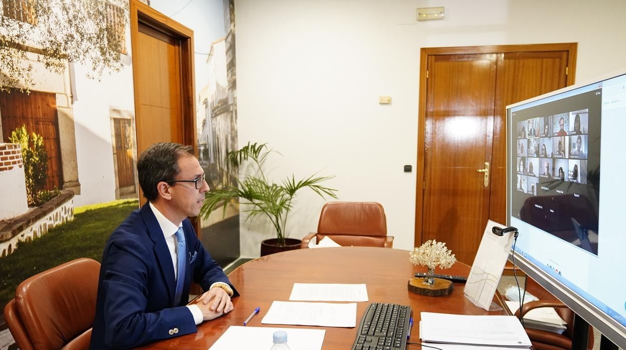 El alcalde de Pozoblanco, Santiago Cabello, durante una reunión telemática