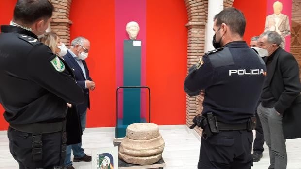 La Policía descubre la base de una columna de probable origen romano en Linares