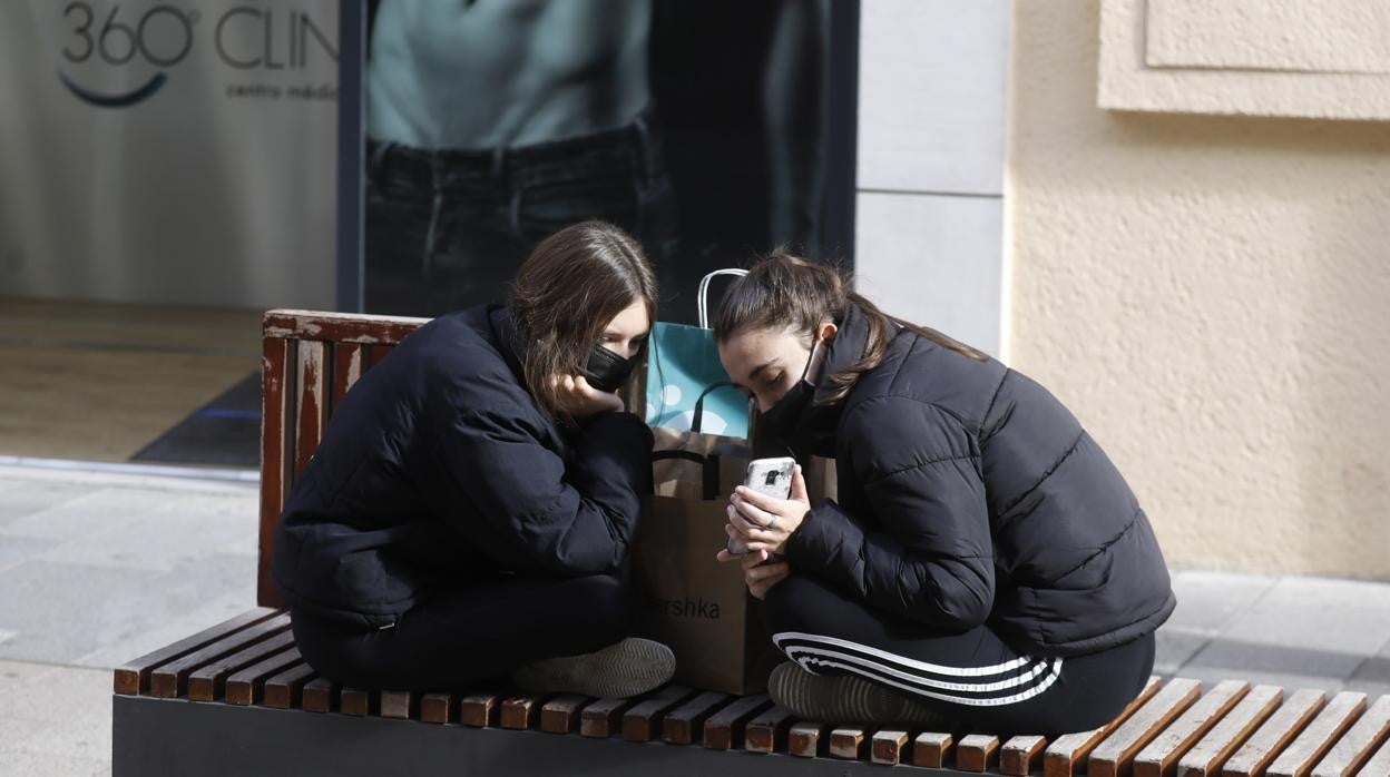 Dos jóvenes abrigadas en un centro de la ciudad