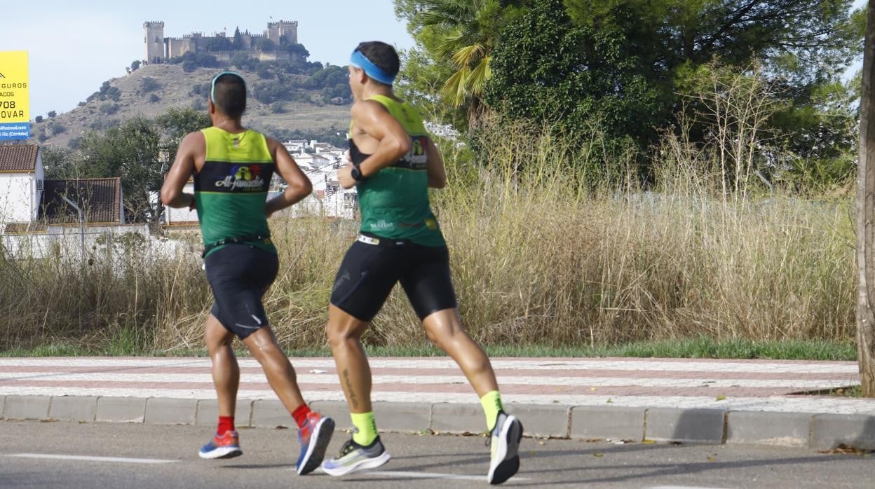 Varios corredores trotan hacia el Castillo de Almodóvar del Río (Córdoba)