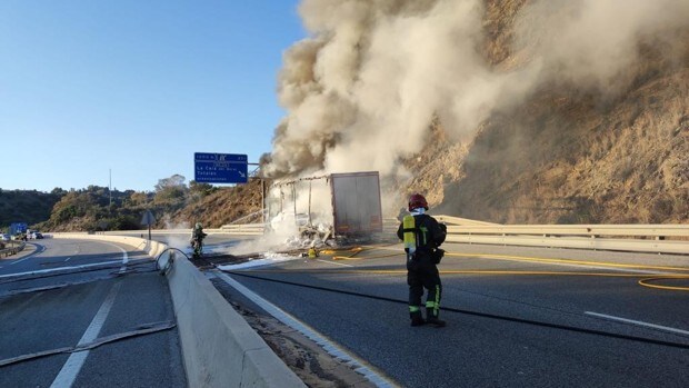 El incendio de un camión con 24 toneladas de nitrato potásico obliga al corte total de la A-7 en Málaga