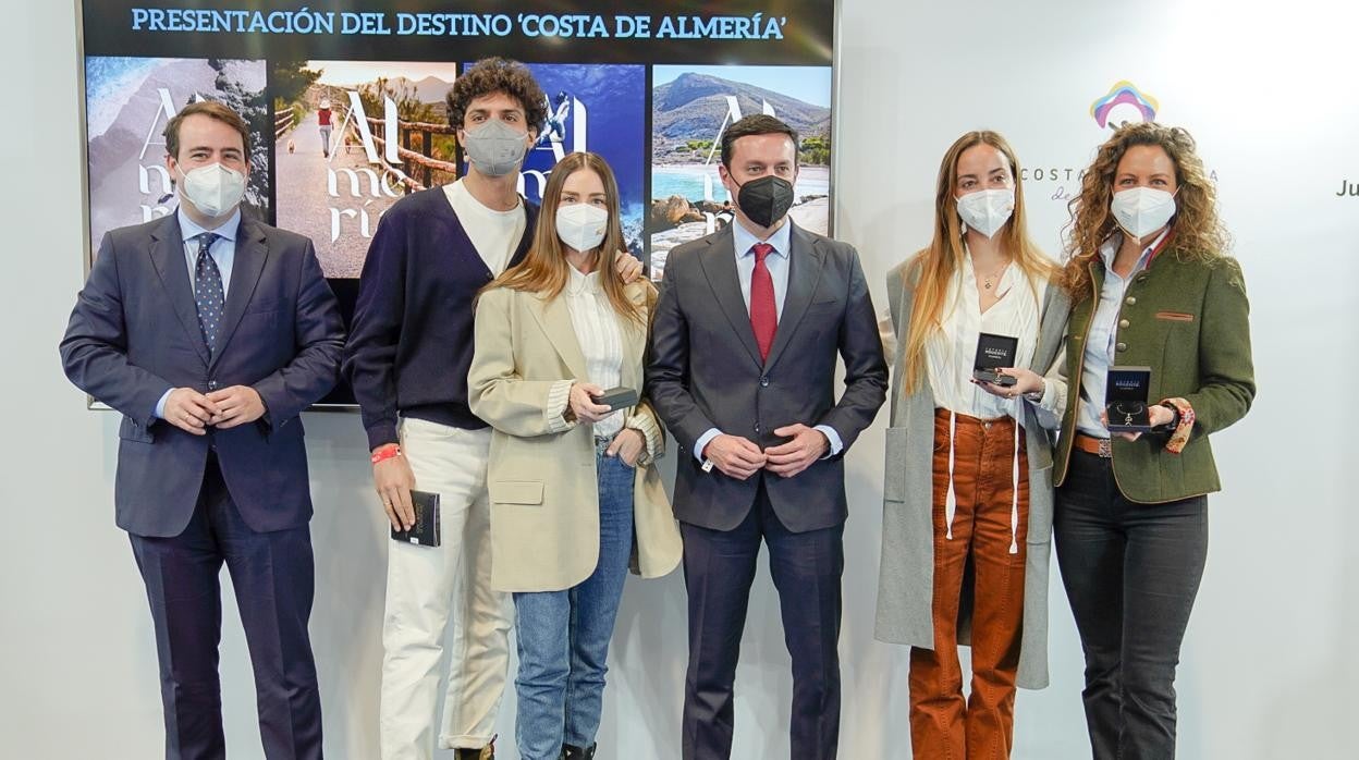 Los influencers junto al presidente de Diputación y el diputado del área de Turismo en Fitur.