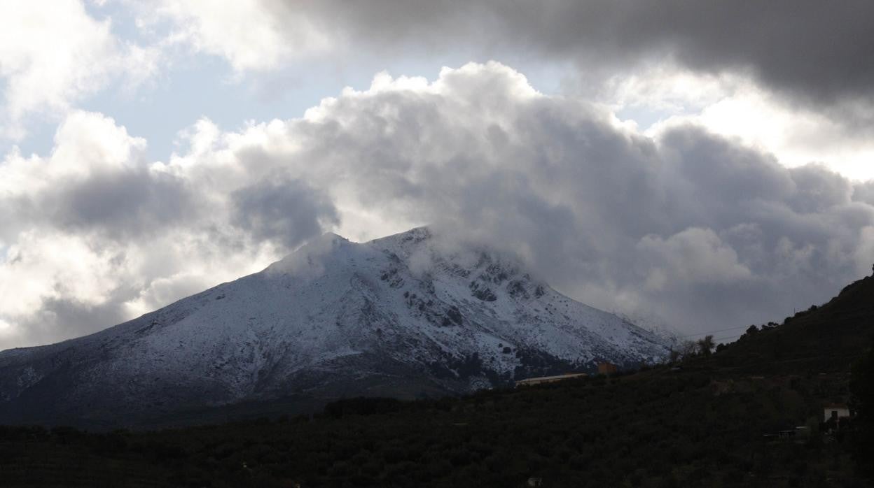 Cumbre nevada de La Tiñosa