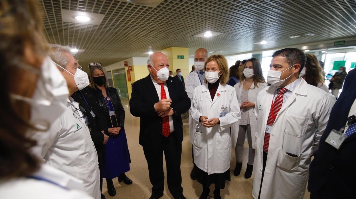 El consejero de Salud, Jesús Aguirre, durante su visita al hospital Reina Sofía de Córdoba