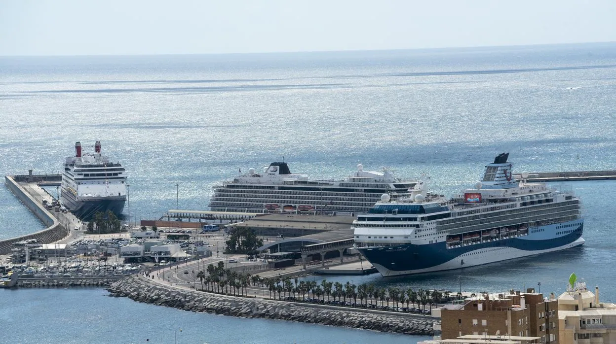 Cruceros fondeados en el Puerto de Málaga
