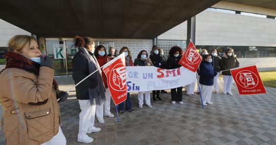 Concentración de trabajadoras del servicio de limpieza del Reina Sofía