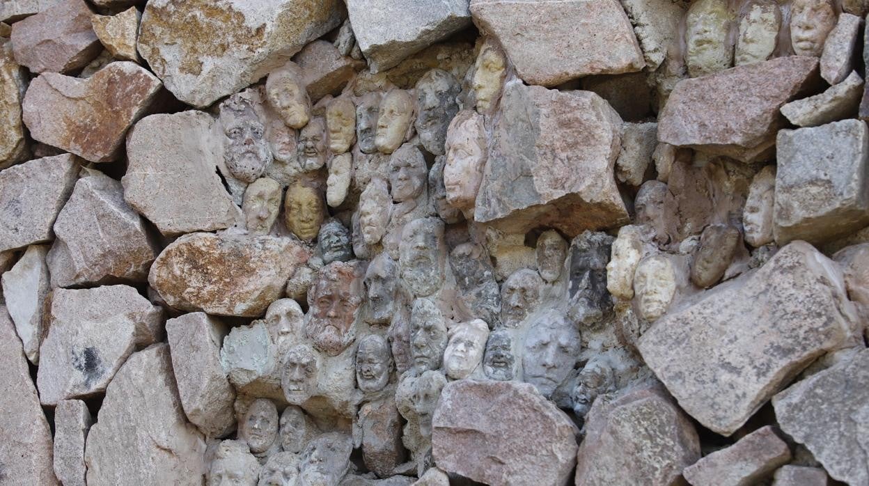 Las caras encontradas en un muro junto al Molino de Martos