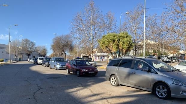 (Vídeo) Un centenar de coches protestan contra el trazado de la A-81 en una marcha por la N-432 entre Zafra y Espiel