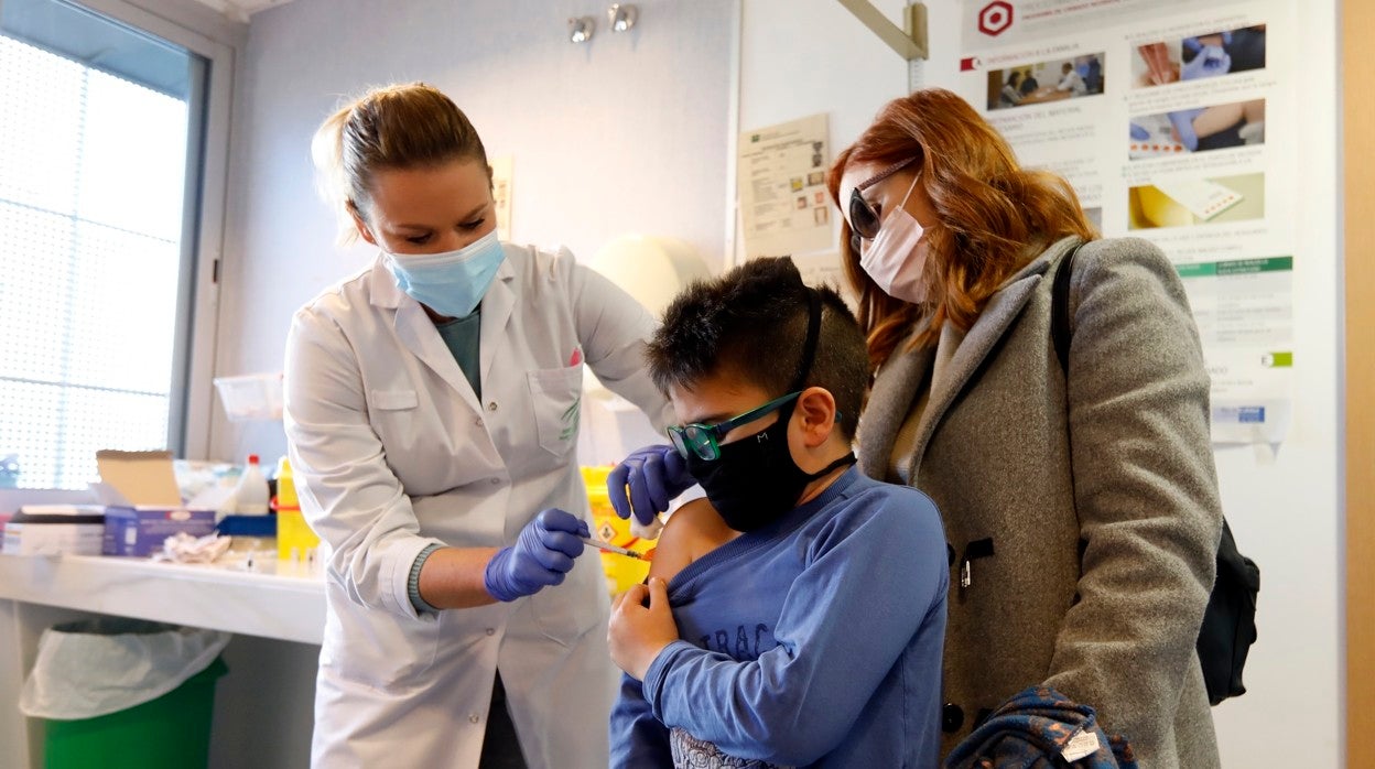 Un niño se vacuna contra el Covid en un centro de Salud de Córdoba