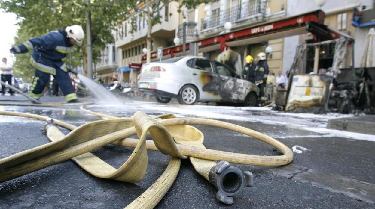 Imagen de archivo del incendio de un vehíuclo en la avenida Gran Capitán de Córdoba