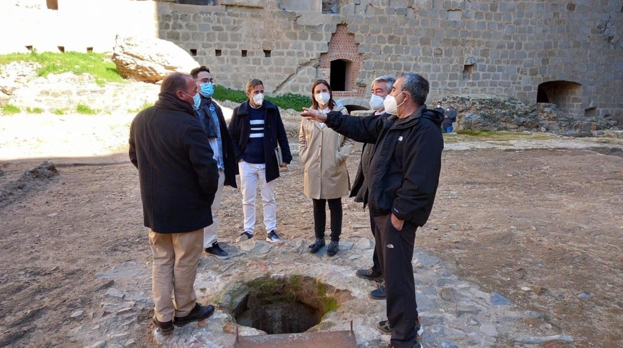 Responsables de Cultura y arqueólogos en el patio de armas del Castillo de Belalcázar tras las excavaciones