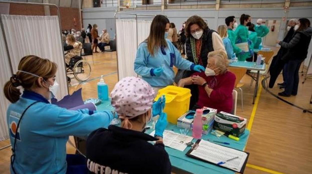 Personas mayores de 80 años vacunándose contra el Covid en febrero pasado en Sevilla