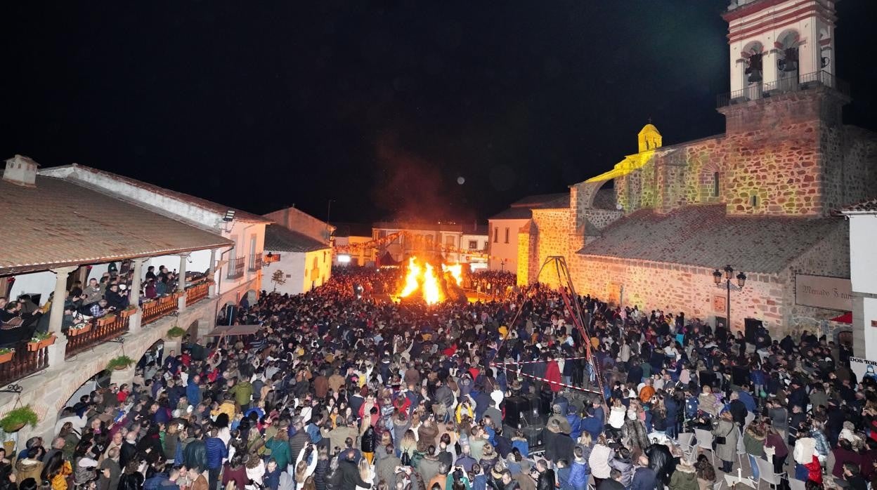 Imagen masiva del encendido de la Candelaria en Dos Torres