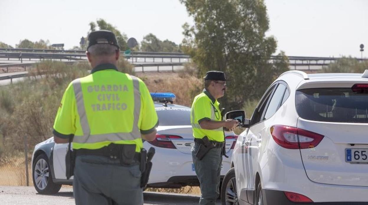 Agentes de la Guardia Civil de Tráfico en Córdoba