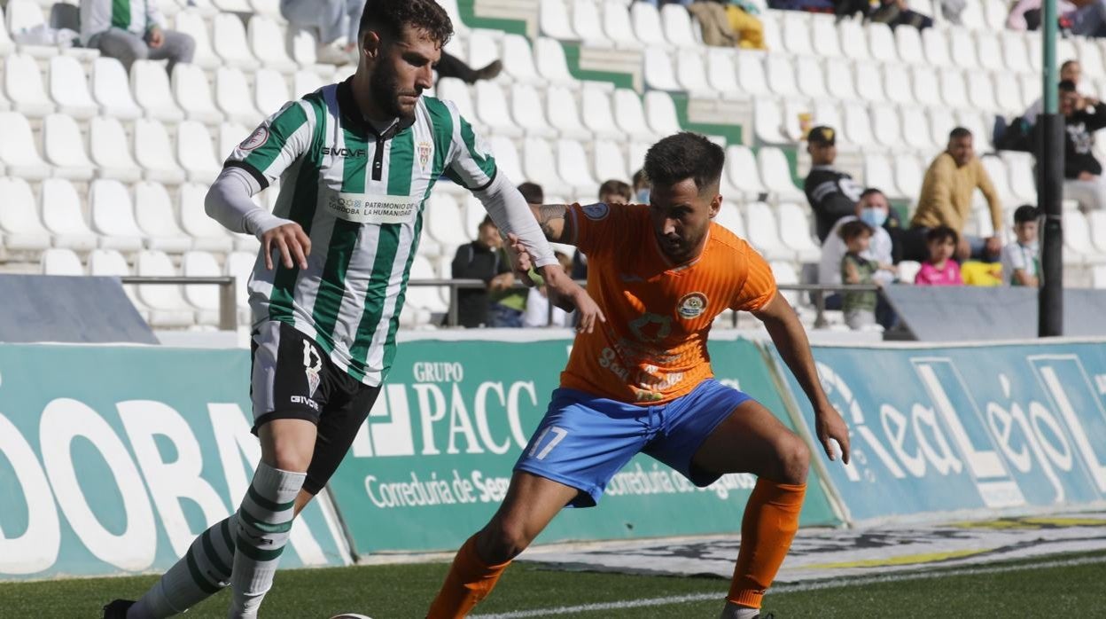 El central del Córdoba José Cruz, en el partido ante el Panaderías Pulido en El Arcángel