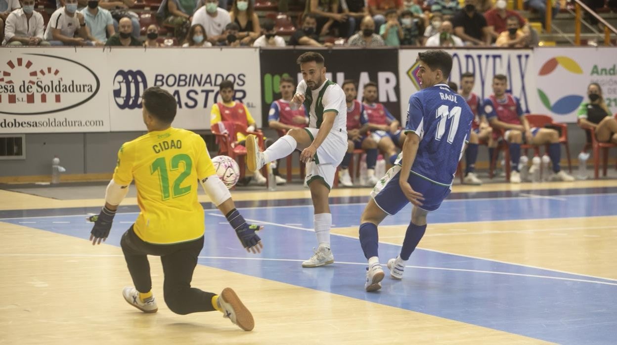 Jesulito lanza a portería en una acción del Córdoba Patrimonio - Betis Futsal