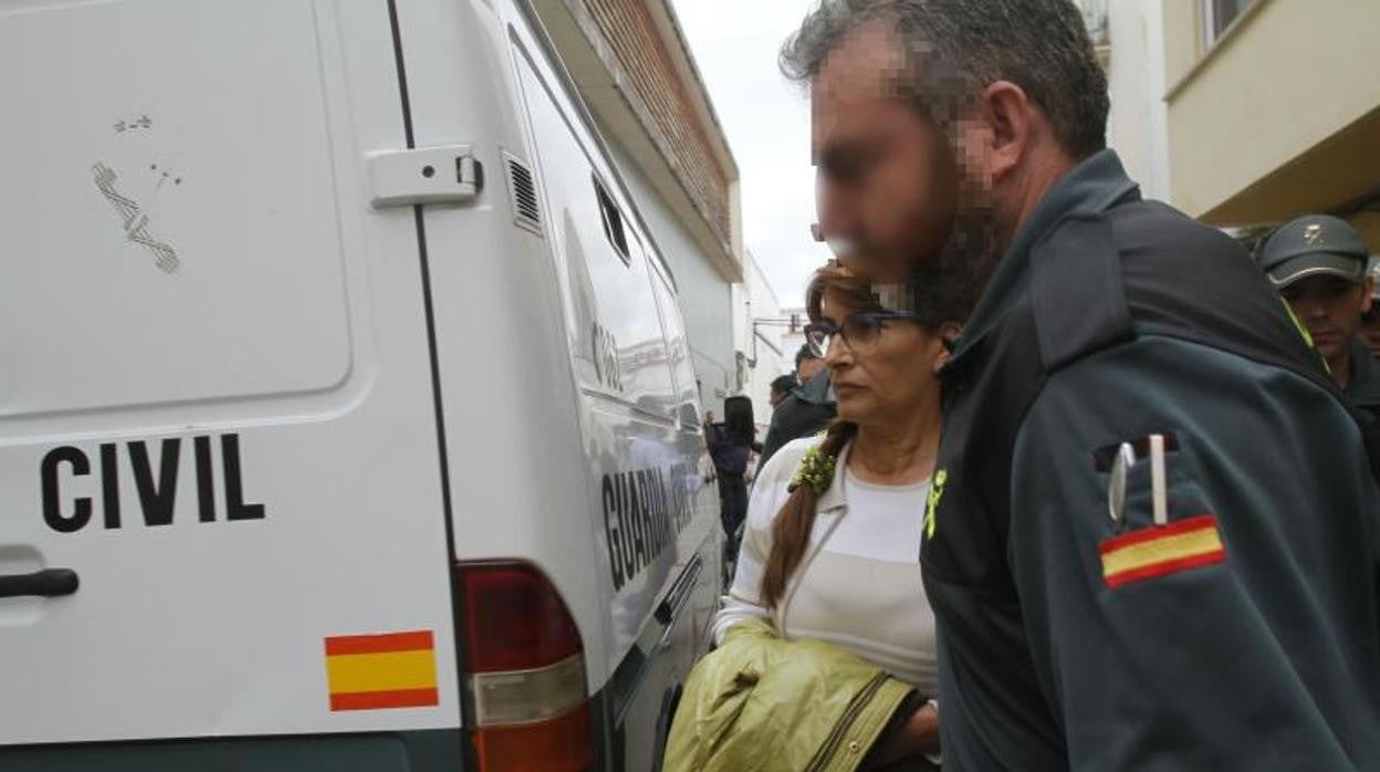 La alcaldesa de Peñarroya María Luisa Ruiz durante su detención por la Guardia Civil en 2013