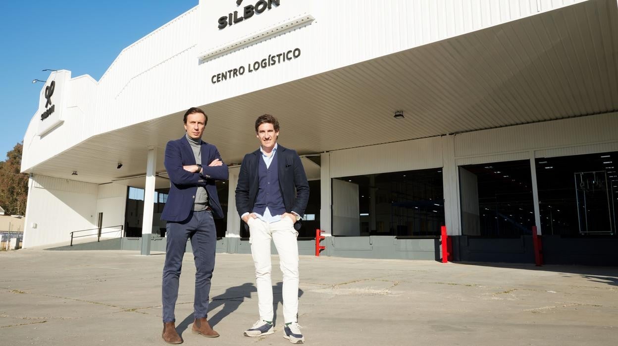 Juan Jurado y Pablo López en el nuevo centro logístico de Las Quemadas