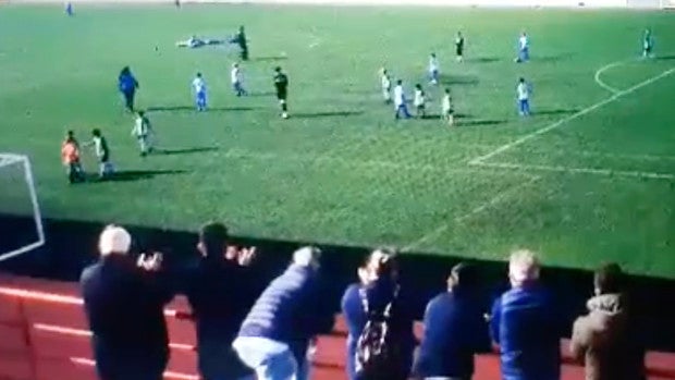 Los benjamines de un equipo de Málaga que consolaron al portero rival después de meterle un gol