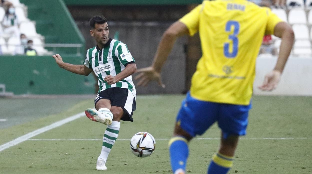 El lateral derecho del Córdoba José Ruiz en su primer partido oficial en El Arcángel