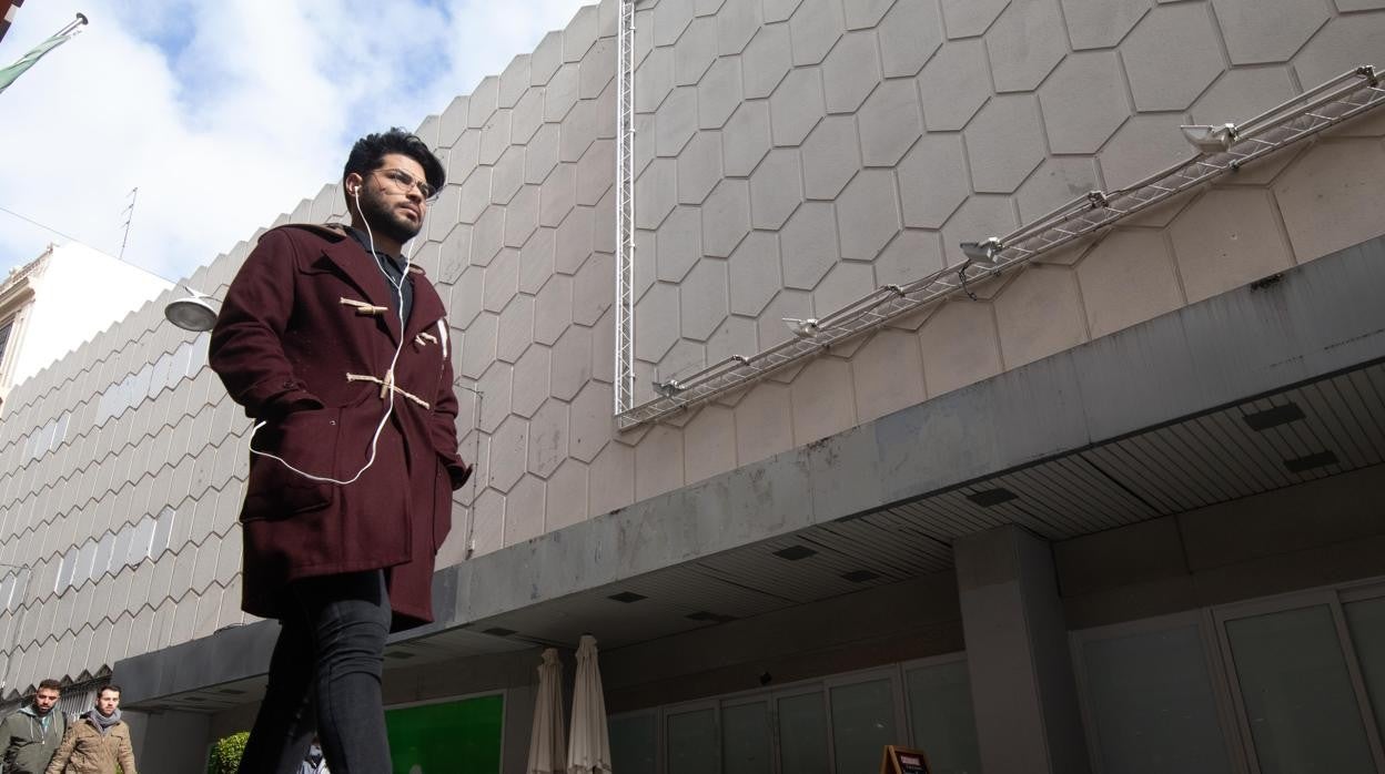 Un joven delante del edificio comercial de Jesús y María