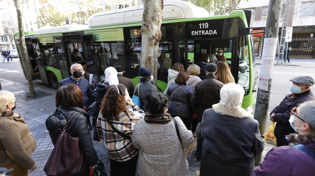 Varias personas se disponen a tomar un autobús en el Centro de Córdoba