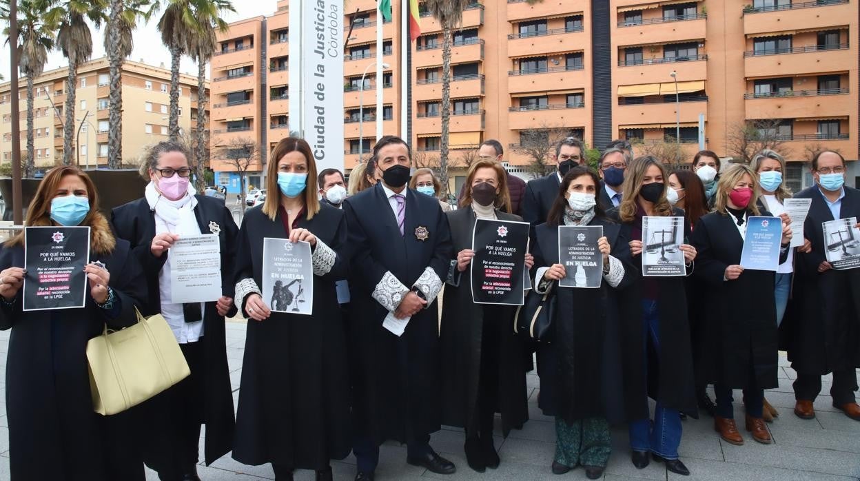 Los letrados de la Administración de Justicia en la puerta de la Ciudad de la Justicia de Córdoba en su protesta