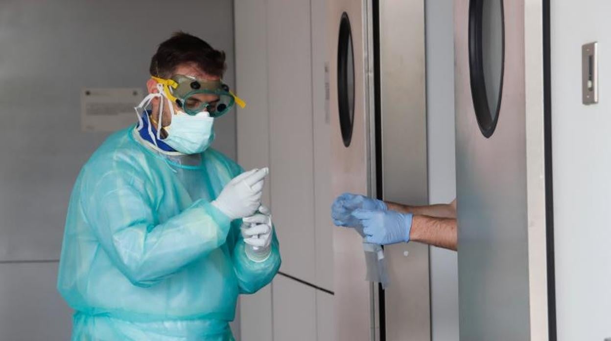 Toma de muestras para PCR en el centro de salud Castilla del Pino a comienzos de la pandemia