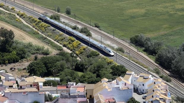 Adif destina 27 millones a mejorar la línea AVE de Córdoba a Sevilla, que espera este año el tren 'low cost'