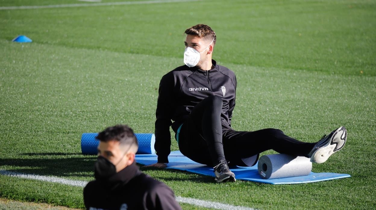 El central del Córdoba José Alonso, durante un entrenamiento en el estadio