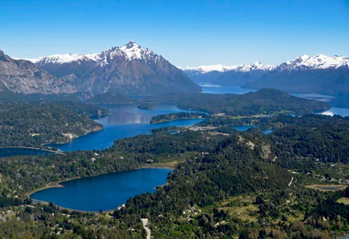 La ciudad se encuentra a los pies de los Andes y es uno de los destinos más populares para el turismo de invierno