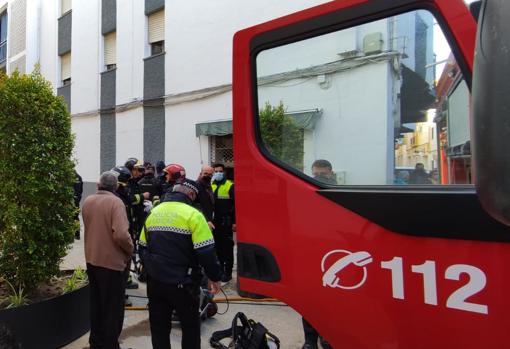 Bomberos y policías locales tras la extinción del incendio