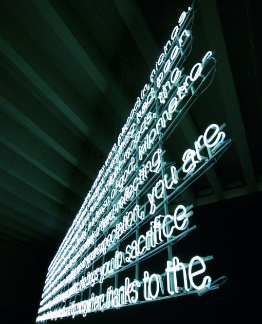 Obra de Cerith Wyn Evans, uno de los autores presentes en la exposición