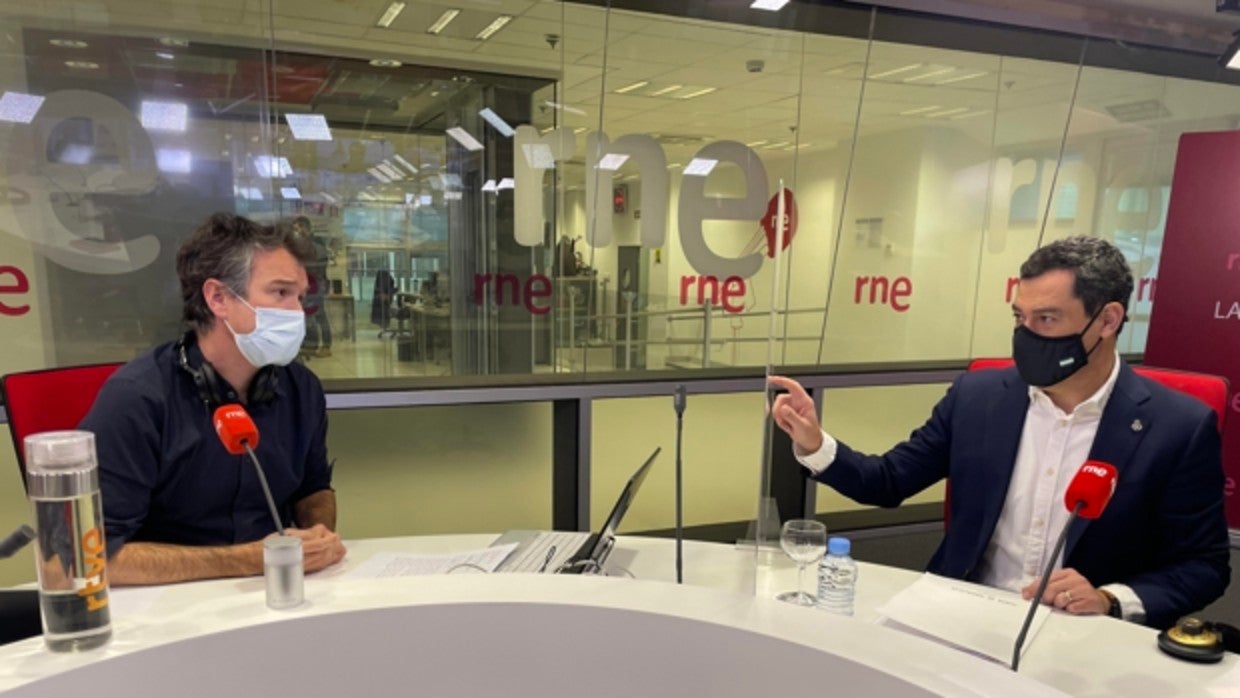 Un momento de la entrevista a Juanma Moreno en RNE