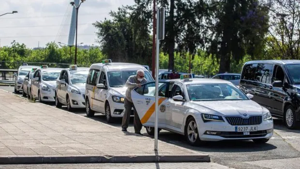 El sector del taxi de Andalucía se moviliza contra la subida de las cuotas de autónomos