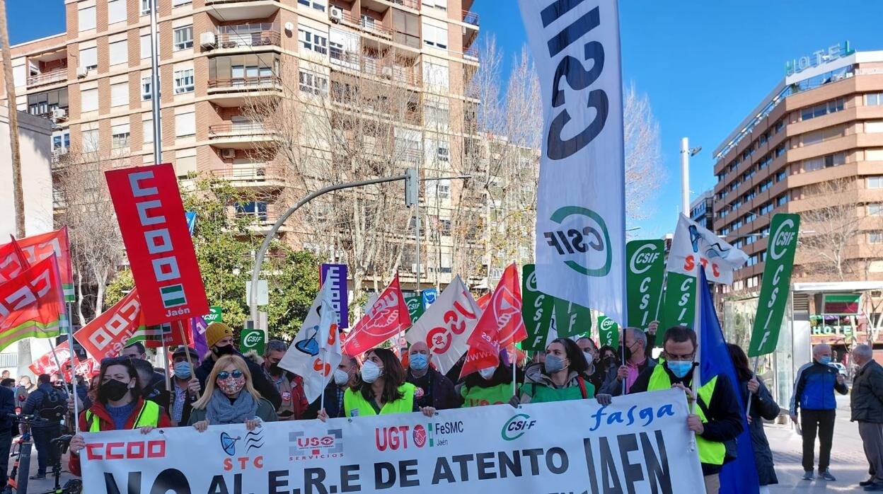 Sindicatos y partidos políticos han apoyado la manifestación de los trabajadores de Atento
