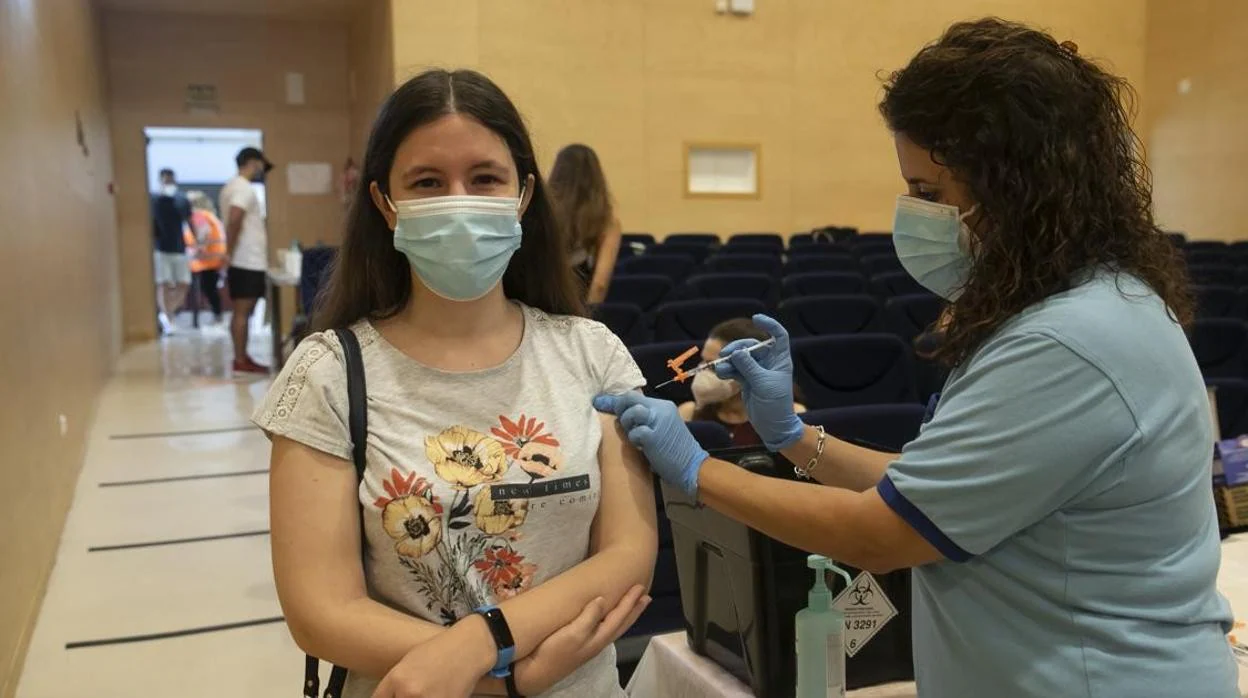 Una joven recibe la vacuna contra el Covid
