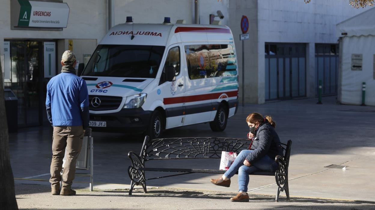 Un vehículo de transporte sanitario en el Reina Sofía