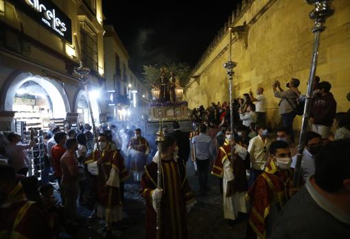 Acólitos ante el paso del Señor de la Salud de Puerta Nueva en octubre