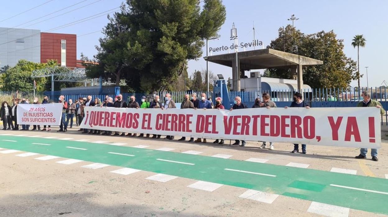 Protesta de los representantes municipales y colectivos ciudadanos en el Puerto de Sevilla