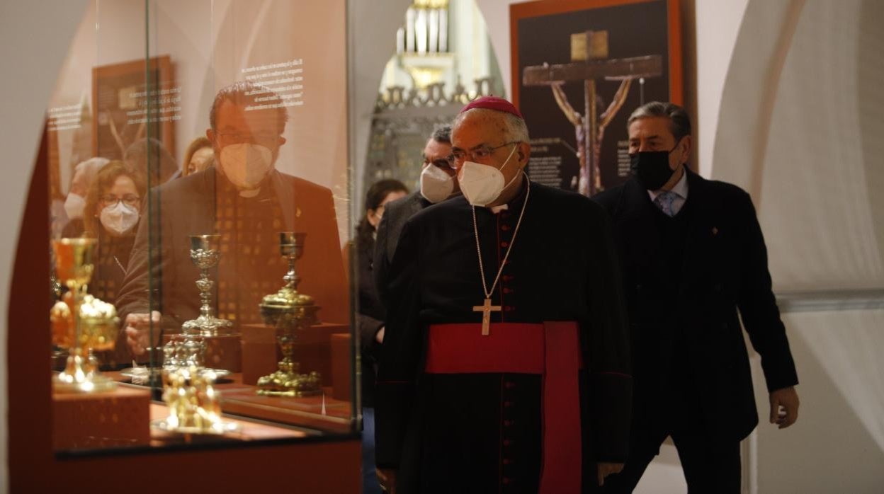 El obispo, en el centro, junto a Fernando Cruz Conde, visita la nueva zona expositiva