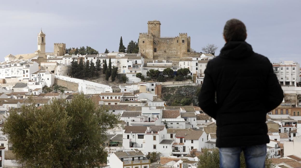 Vista de Espejo, coronado con el castillo