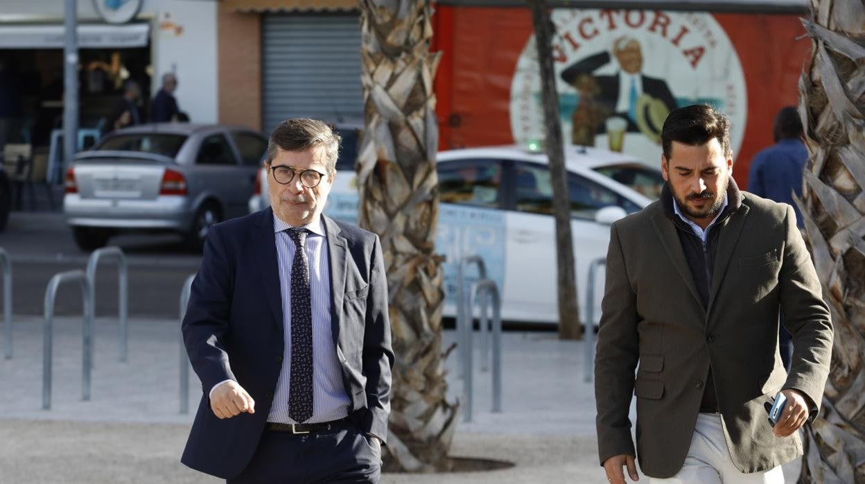 El presidente del Córdoba CF SAD, Carlos González (i), accede a la Ciudad de la Justicia