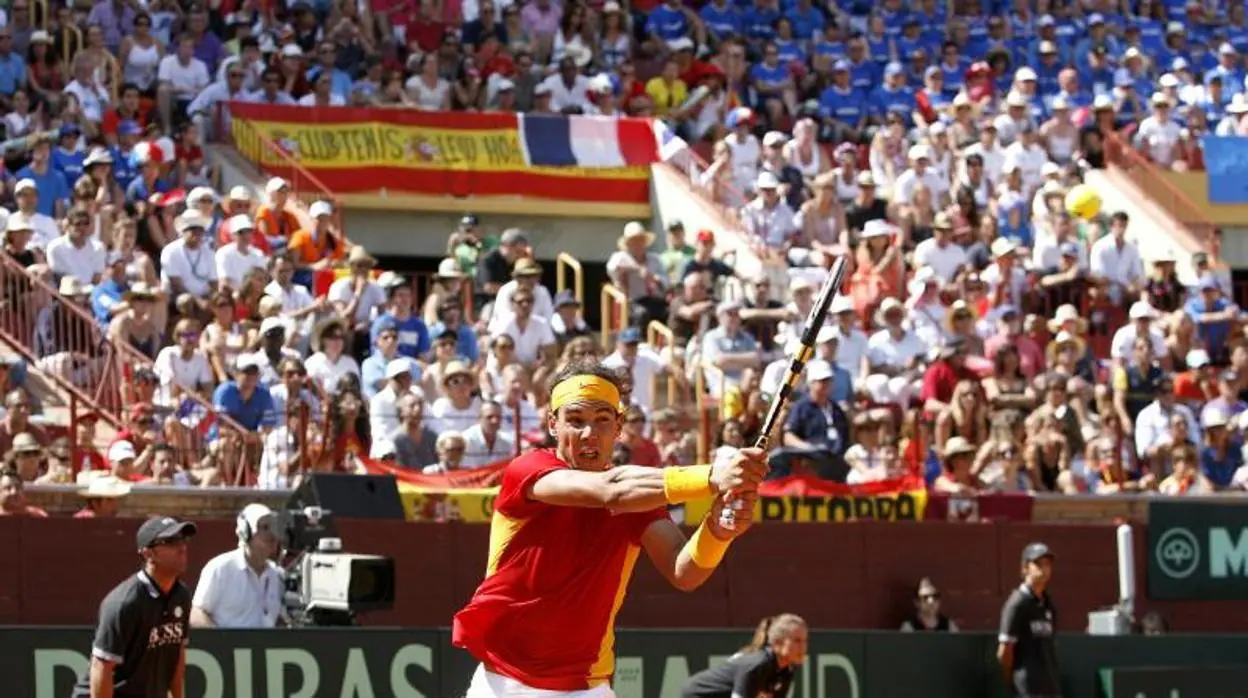 Rafa Nadal devuelve una bola en su partido contra Tsonga en la plaza de toros de Córdoba el 18 de septiembre de 2011