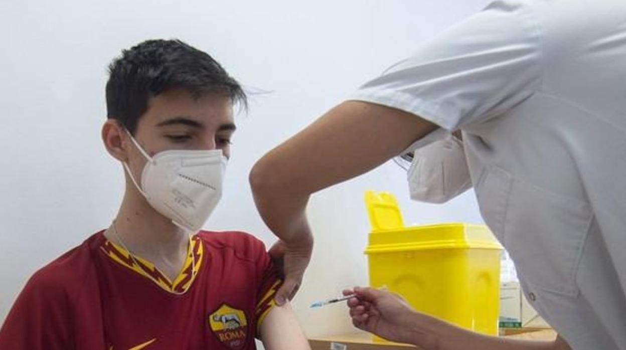 Un joven se vacuna contra el Covid