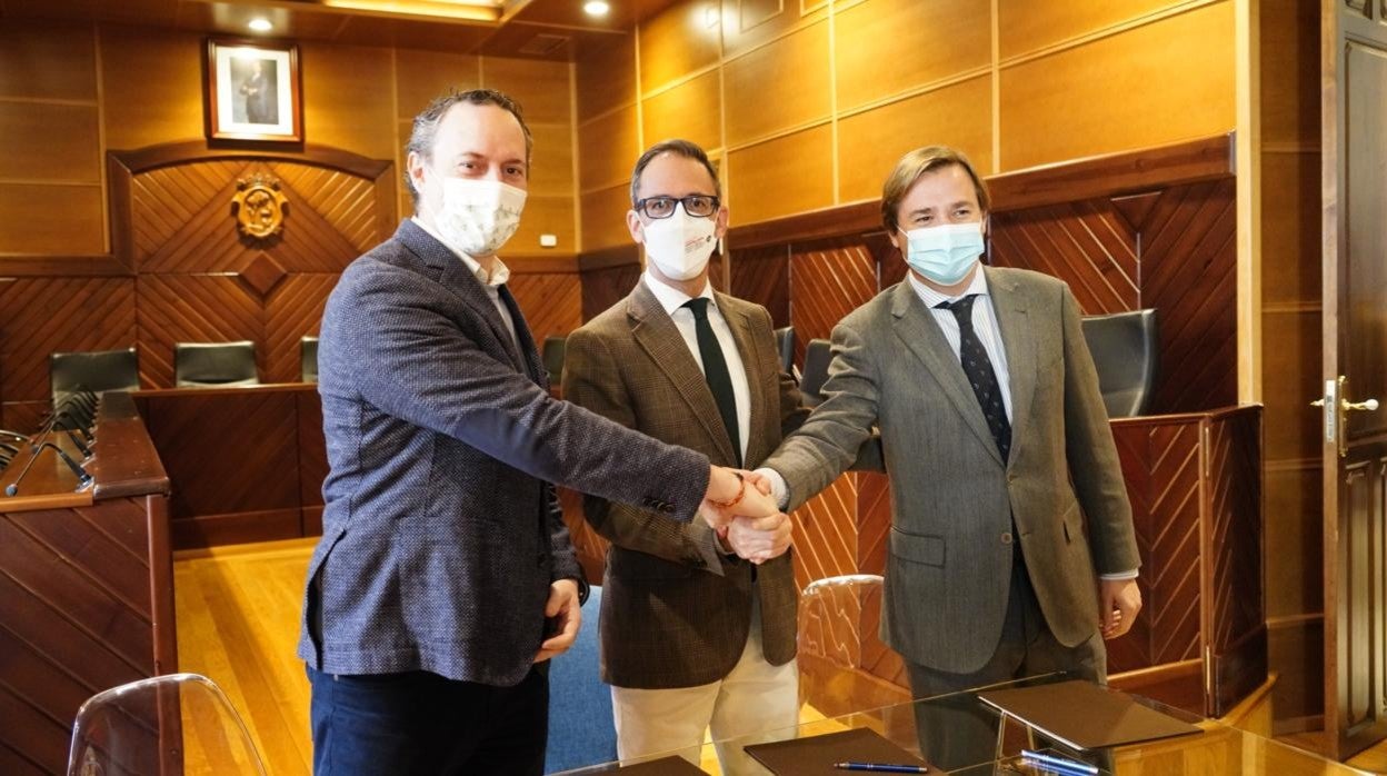 El alcalde de Pozoblanco (centro) y el delegado de la Junta (derecha), ayer, en el Consistorio