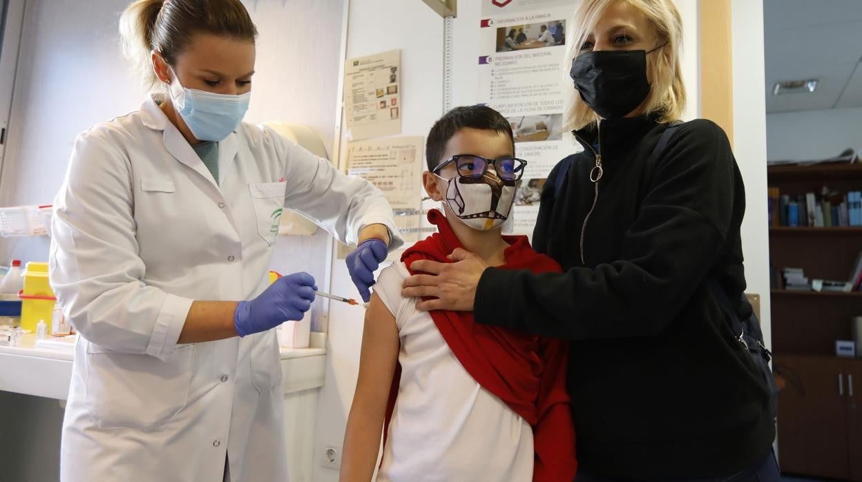 Un niño recibe la vacuna contra el Covid en Córdoba