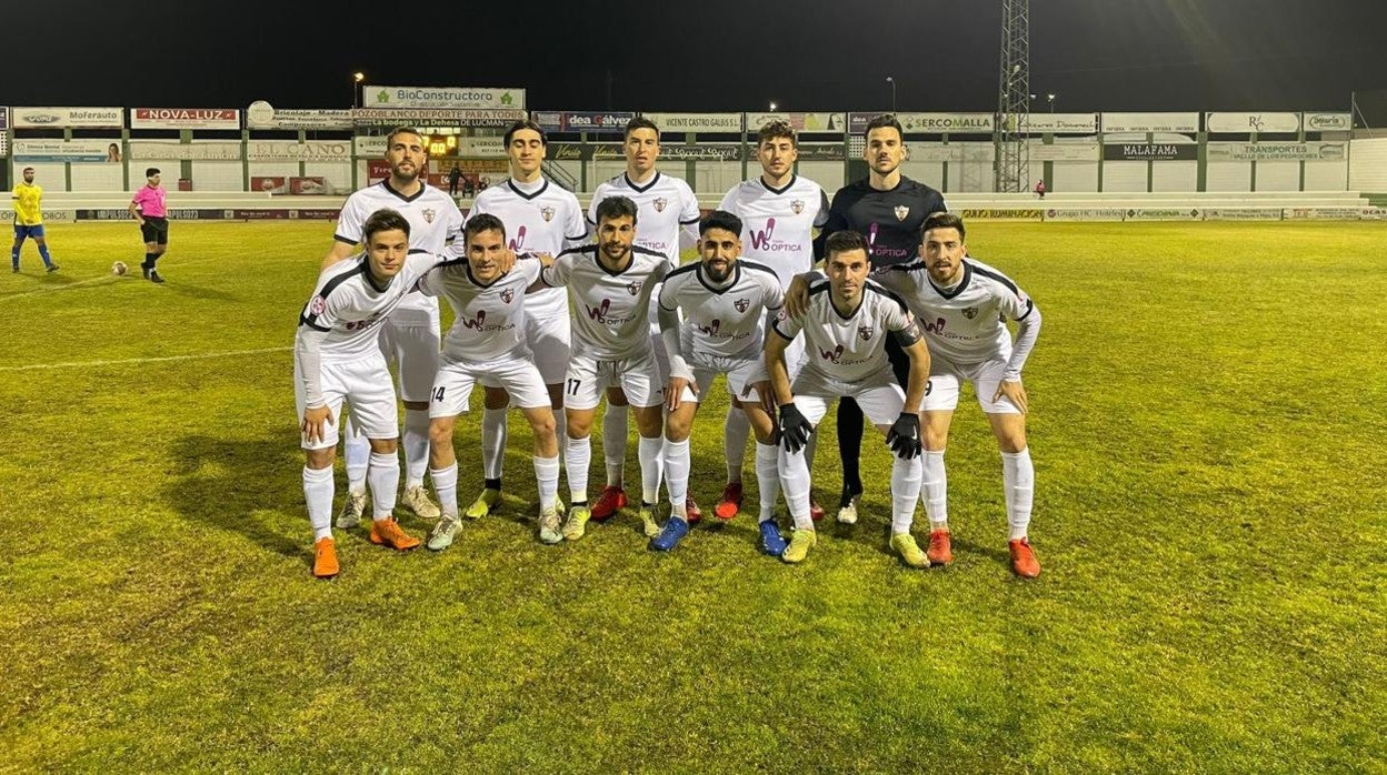 Los jugadores del Pozoblanco posan antes del partido