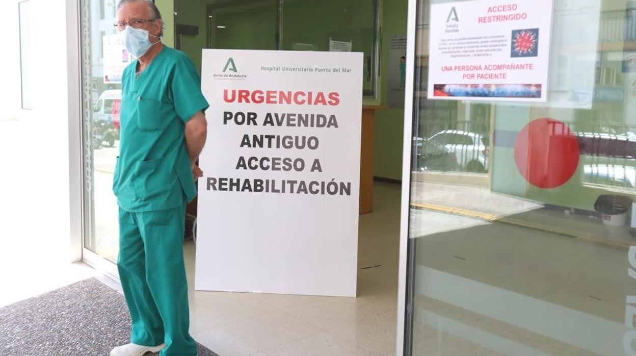 Un sanitario a las puertas de un hospital