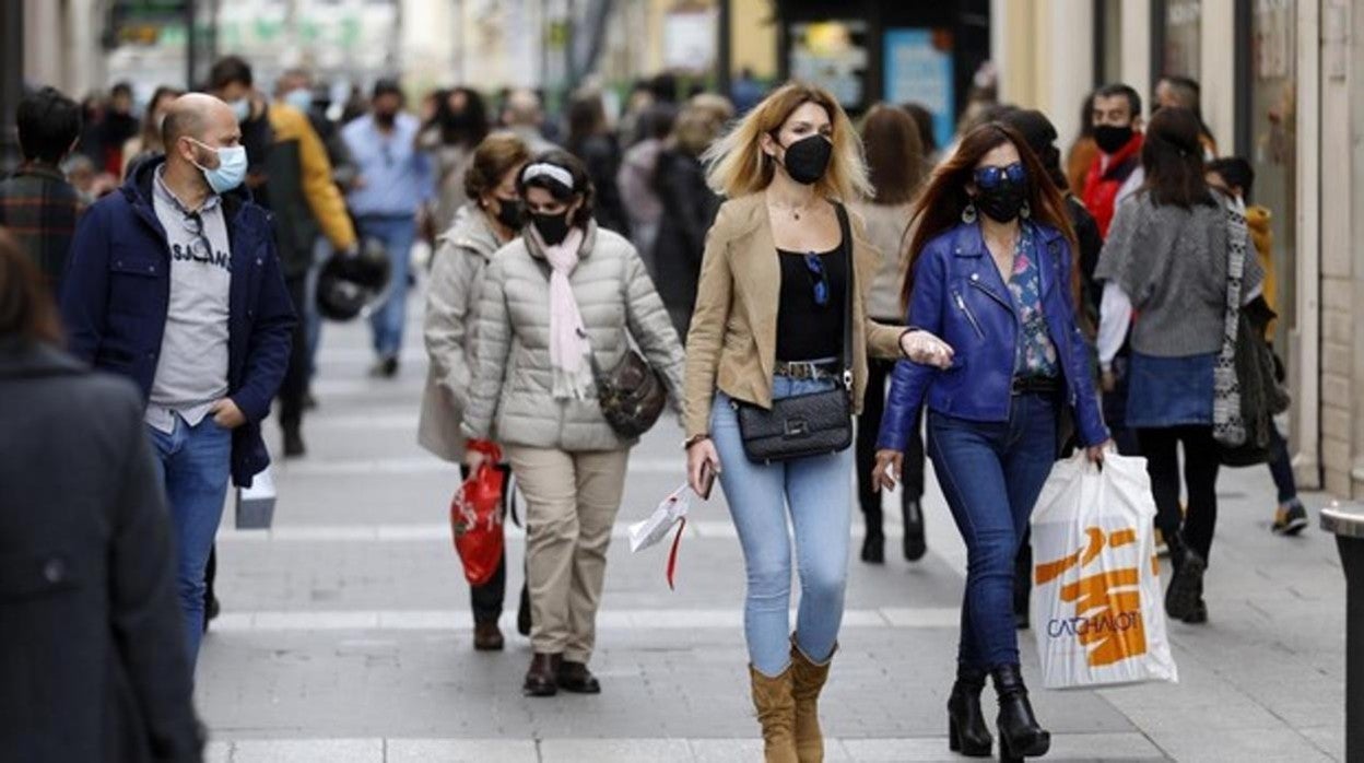 Vecinos de Córdoba paseando por el centro de la ciudad